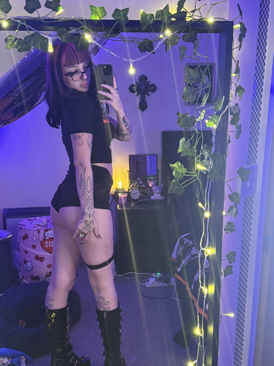 luvlylucyy's tweet photo. tight hugs from a built broad chested guy would heal me rn😔 https://t.co/M0ni7zaULG