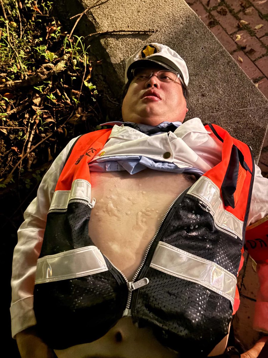 cda7894's tweet photo. 週��扮演大空警察被偽娘Coser射一發給我 https://t.co/q6m8npnTyL