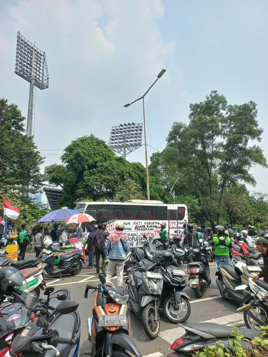 bismillahyuk_'s tweet photo. #Demo Kamis 27 Agustus 2026
12.42

Demo selesai. Rombongan Mas Botok menuju safe house https://t.co/1ethj02tQD