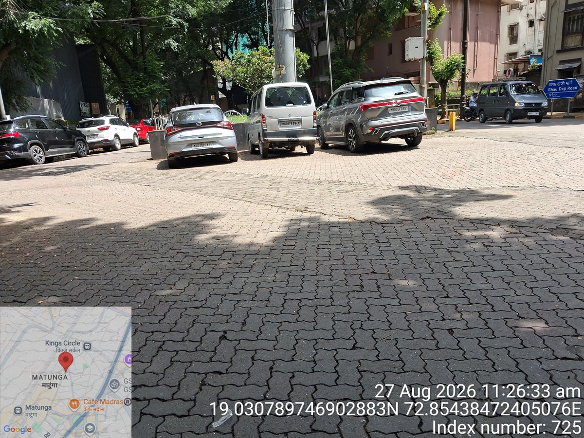 mumbaiissue's tweet photo. माटुंगा येथील पायनियर स्कूलजवळ, तेलंग रोड आणि भाऊदाजी रोडच्या जंक्शनवर (चौकात) रस्त्याच्या मध्यभागी पार्किंग केले आहे. @MTPHereToHelp https://t.co/N245tyz4MO