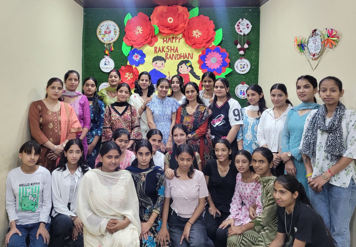 lsihmr's tweet photo. 🎀 Celebrating the beautiful bond of love, care &amp; togetherness! 💕
✨ Rakhi Exhibition &amp; Celebration ✨
Handmade with love, celebrated with joy! 🪢💖 https://t.co/V50BkJemAs
