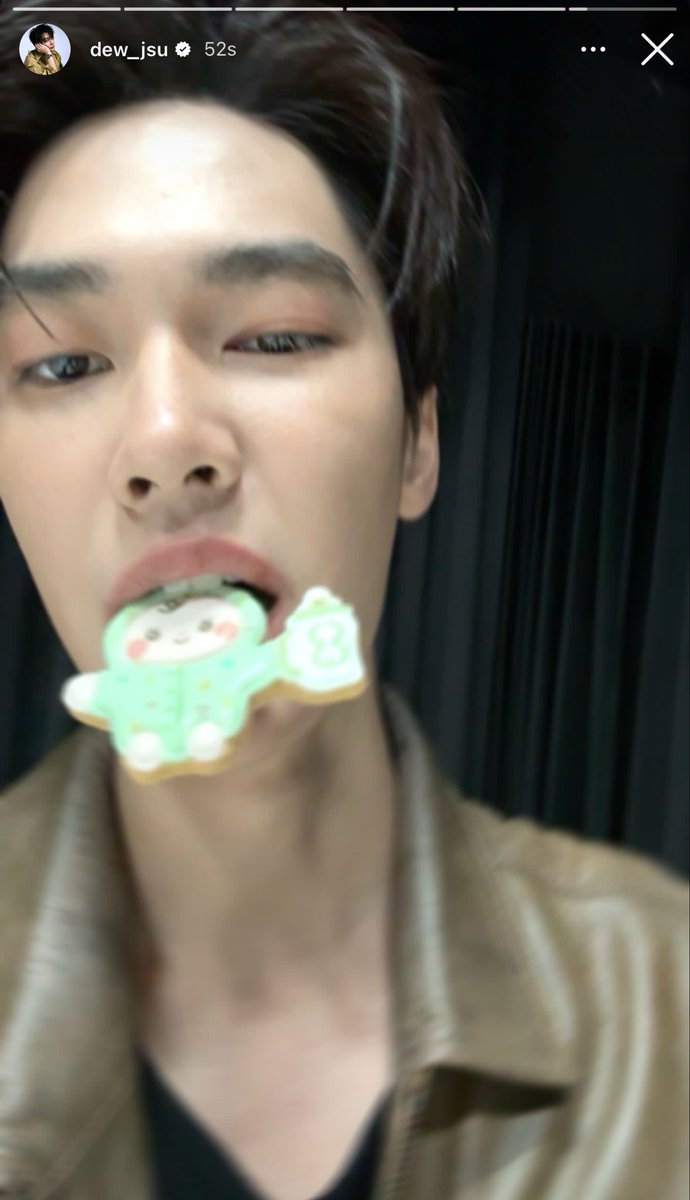 natacantiik's tweet photo. dewtee tadi ke gemm house terus dew jajan dd babii jummo tomafox sedangkan tee jakan dd jummo dan jewel T_____T terus tee fotonya kaya begitu (ada minuman dew juga) BUSET KATA GW sengaja tuh biar orang tau belinya bareng pacar…? 🙂‍↕️ https://t.co/vTldtGLBXp
