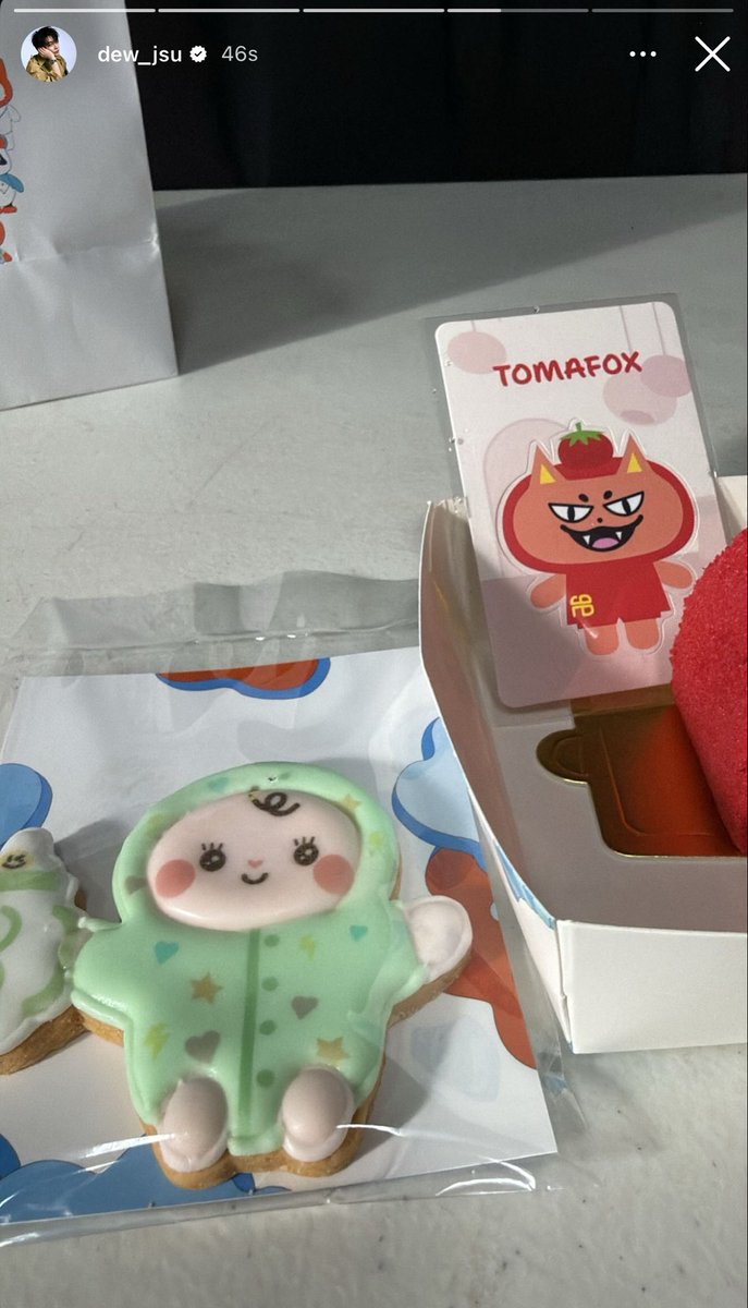 natacantiik's tweet photo. dewtee tadi ke gemm house terus dew jajan dd babii jummo tomafox sedangkan tee jakan dd jummo dan jewel T_____T terus tee fotonya kaya begitu (ada minuman dew juga) BUSET KATA GW sengaja tuh biar orang tau belinya bareng pacar…? 🙂‍↕️ https://t.co/vTldtGLBXp