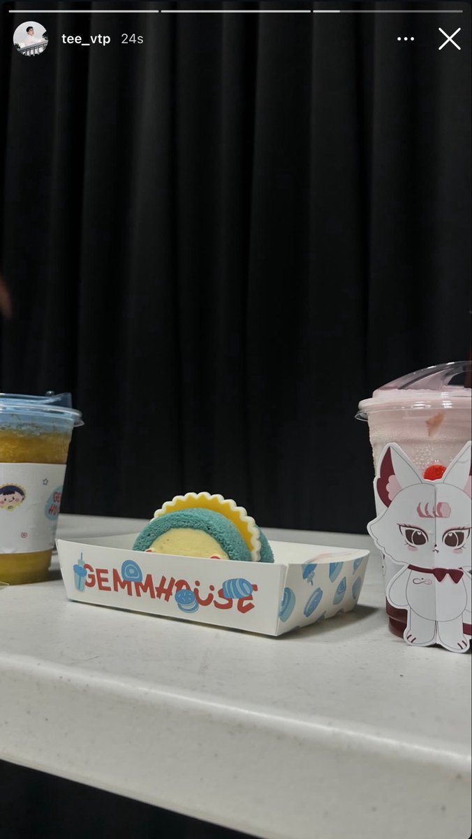 natacantiik's tweet photo. dewtee tadi ke gemm house terus dew jajan dd babii jummo tomafox sedangkan tee jakan dd jummo dan jewel T_____T terus tee fotonya kaya begitu (ada minuman dew juga) BUSET KATA GW sengaja tuh biar orang tau belinya bareng pacar…? 🙂‍↕️ https://t.co/vTldtGLBXp