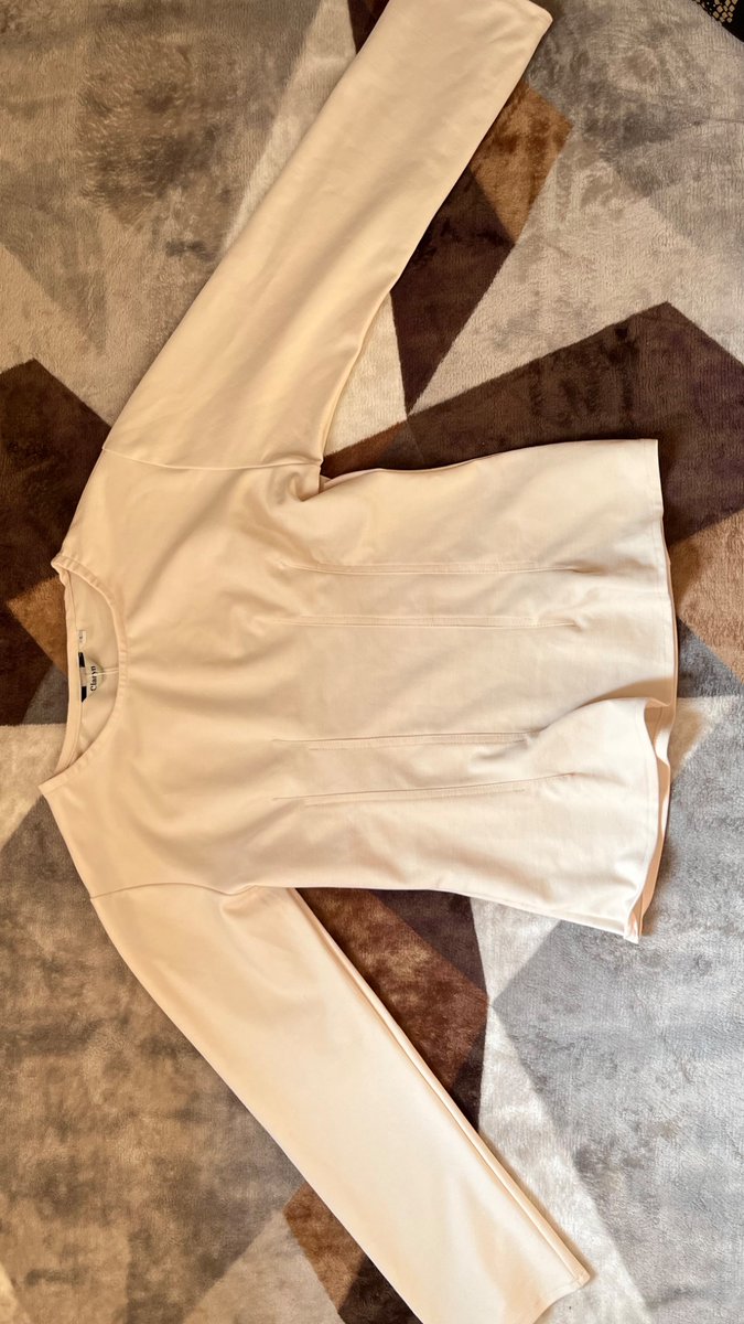 urmi_ne's tweet photo. @unicefess CLARYN  Lucy Top size L New masi ada label tag
Beli: 120k
Jual: 95k https://t.co/xrpdTSmsbd