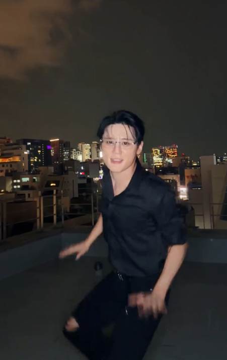 Kkorepo's tweet photo. #ジュンス、夜景を背にキレキレダンスパフォーマンス！…「#ATEEZ」の「BAD」チャレンジ公開（動画あり）
🔗https://t.co/C2rrncaeba https://t.co/OZbyH8bcFR