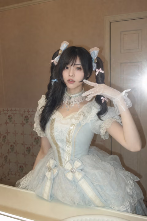 Marinybyew's tweet photo. 浅蓝色华丽 lo 裙，蝴蝶结与蕾丝拉满少女感🎀
#lolitaFashion #洛丽塔 #古典洛丽塔 #双马尾造型 #蕾丝礼服 #二次元穿搭 #人像 https://t.co/9TFLDL04sH