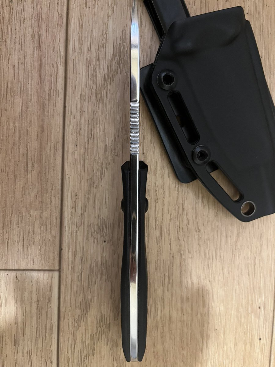 cb400sf_2b's tweet photo. セミスキナー2022を買いました笑
思ったよりハンドルが細いと最初感じましたが、ずっと握ってると手の方が慣れて、ちょうど良くなりました。
普段ずっと手元に置いときたくなる愛着が湧くサイズかと笑
このサイズで刃厚4ミリ
コンパクトながらも大変タフな、間狩社長らしいナイフだと感じます。 https://t.co/O2KQiTSofn