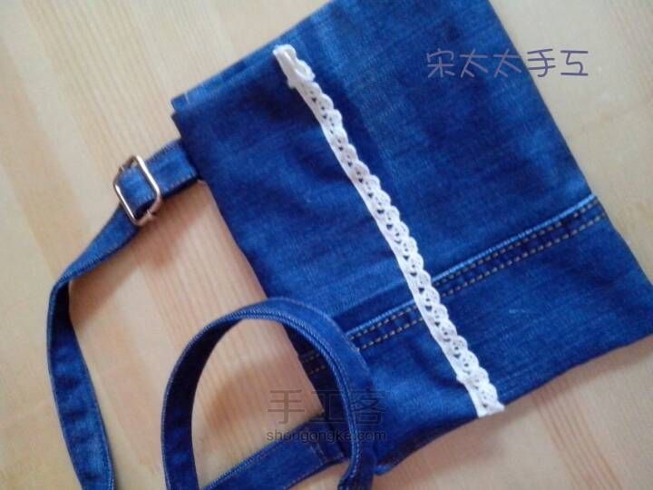 Josephbonacker1's tweet photo. Turning old jeans into a stylish crossbody bag! Save your worn denim, grab a needle u0026 thread—your new favorite accessory is 10 mins away.， https://t.co/kYhadIcyGr