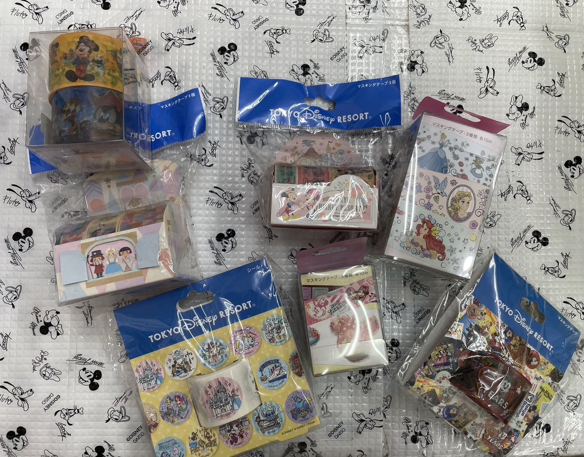 d_joy2015's tweet photo. 東京D-joyディズニーグッズ販売会@新大久保 8月27日(木) 20時まで営業中です🌧️

📍開催場所
東京都新宿区百人町1-16-14 
ドン・キホーテさんの正面

ピックアップグッズ🌟
ステーショナリー📝

本日ゆっくりご覧いただけます。
ご来店お待ちしております🙌🏻

#ディズニーグッズ
#d_joy https://t.co/ig7LFjjtyK