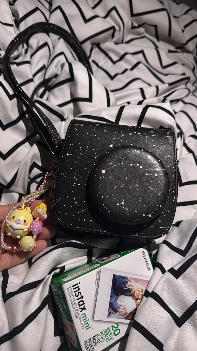Rissfps's tweet photo. Mi novio me regalo la camara que queria de pre-birthday y ando soltando lagrimas como una imbecil 😭

Te amo choco💚 https://t.co/PYKKUaCXD8