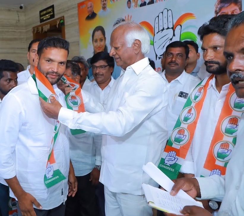 AnnaNamasthe's tweet photo. Namasthe @KaushikReddyBRS anna, 29th ethics committee meeting la

- Dhevuni kanduva ante, 1st pic chupiyi
- Party maaraledhu ante, 2nd pic
- Saripodhu ante 3rd Pic
- Kallu kanpadthale ante 4th video vinipiyyi anna

#KaushikReddy #KadiyamSrihari https://t.co/uCBMb6Zkp3