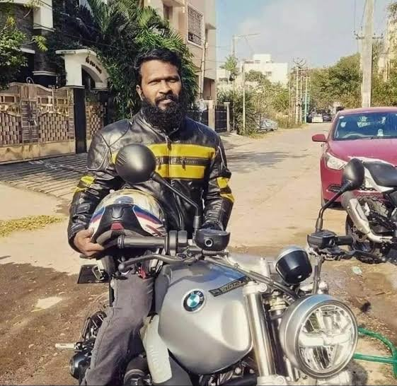 labstamil's tweet photo. Naxal sympathizing comrade Vetrimaaran who hates capitalism and economic growth owns a BMW R nineT Scrambler bike which costs 17 lakhs.   
How many Vada Chennai people living in coastal slums can afford such a bike?  

Capitalism for self, communizm for others. https://t.co/m1et51i1rg