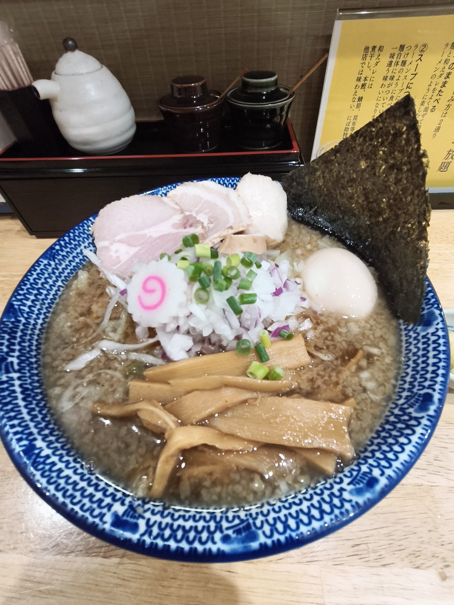 SASAMASA310's tweet photo. 厳選煮干しラーメン初代にぼ助さんの特製にぼ助ラーメンです。煮干しが程よく香りさっぱりとしたスープで最初の一杯は中太麺で提供されます。やや硬めの縮れ麺で3種のチャーシューとメンマが良い。玉ねぎのみじん切りもサッパリとさせてくれる存在。無料替え玉3回注文しておなかいっぱい食べれました。 https://t.co/ebbo5jAtWQ