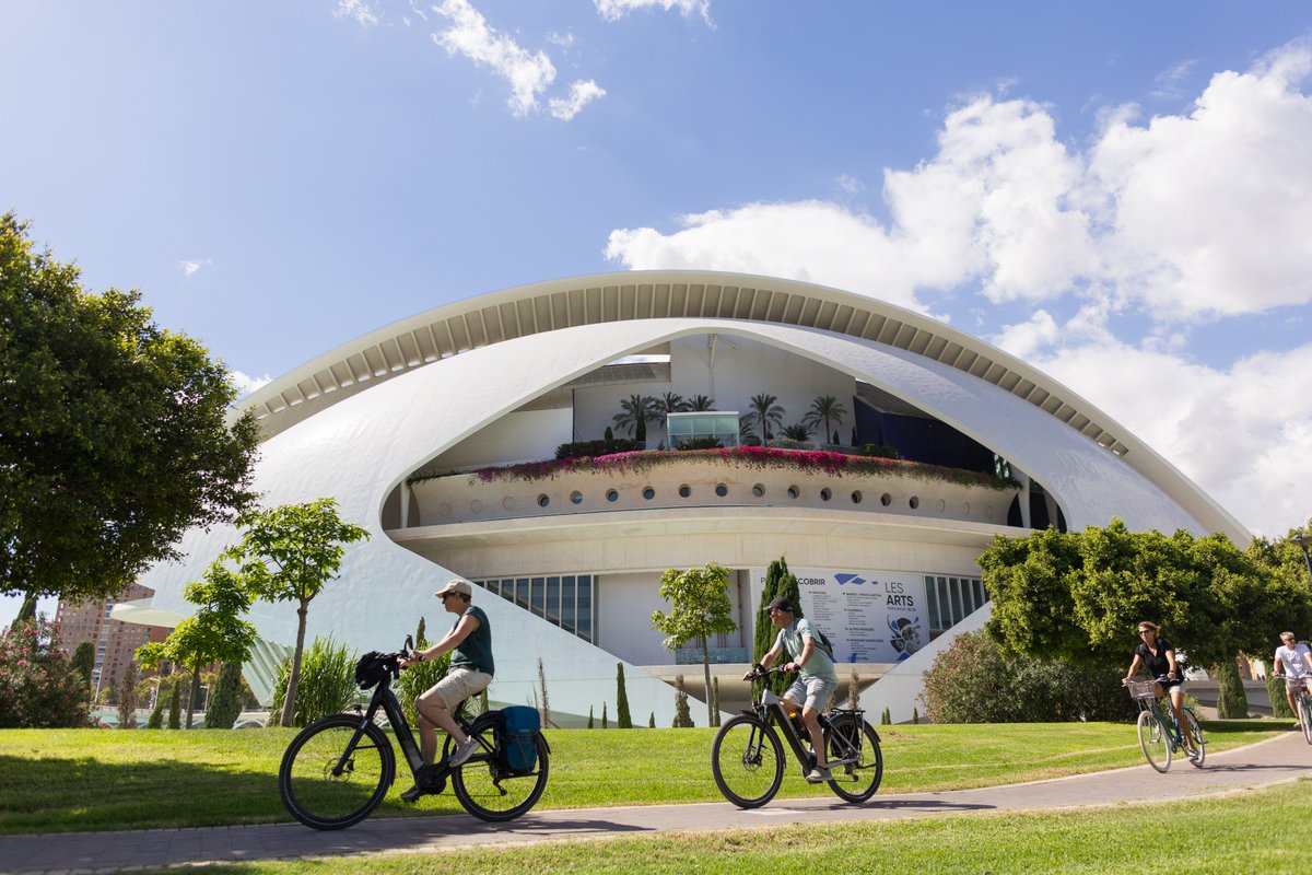ValenciaCity's tweet photo. A Mediterranean city with millions of square metres of green spaces. 🌿☀️ 

Discover the greener side of València, from the Turia Gardens to its natural landscapes.
 
Discover its green spaces 👇
https://t.co/4v5hfWR8t4

#VisitValència #València https://t.co/HVQHLGptDR