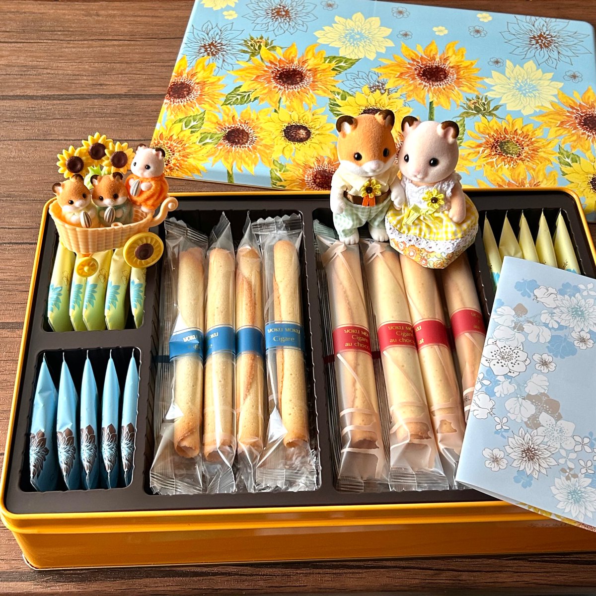 23mami23maa's tweet photo. ヨックモック ひまわり缶🌻

向日葵といえばシルバニアのハムスターファミリー🐹🌻と一緒に🤳父母三つ子ちゃん𝕜𝕒𝕨𝕒𝕚𝕚🐹🌻💛 https://t.co/YsSG9UaZ0e