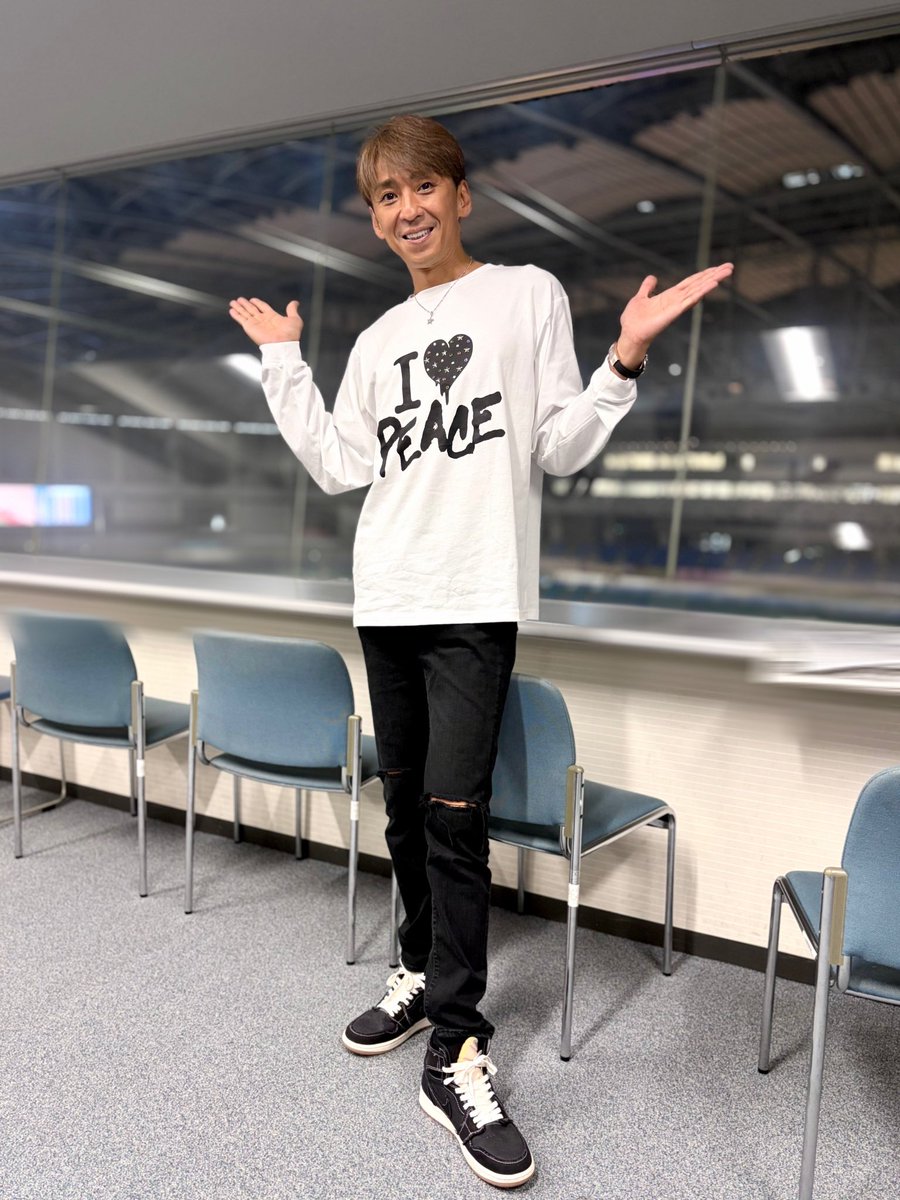 yaoakiko's tweet photo. 前橋競輪場で森且行選手のトークショーでした🎤平日にも関わらず沢山のお客様にお越し頂きました✨コメントで募集していた質問は時間が足りず全て聞くことが出来ませんでした🙇申し訳ありません。少しでも楽しんでもらえたら幸いです☺️
残暑が厳しい今日この頃ですが、さわやかーな森選手です🎐 https://t.co/OcN9YFLozj
