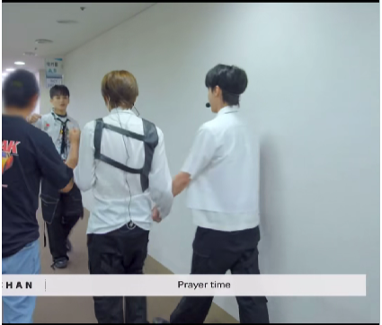 ReuTei's tweet photo. It was Doyoung who started the tradition of the praying circle in 127 though? And Mark never had anyone praying with him in Dream. He didn't even do it with Hc in Dream because it wasn't their tradition, it was Dy's? https://t.co/mXUcrjsSDw
