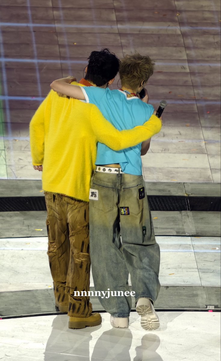 taskra_'s tweet photo. size diff ตะโกน ต่างกัน 5 เซนแบบใด 
เหมือนบ้อกแบ้กตัวใหญ่โถมตัวใส่เหมียวจิ๋ว https://t.co/pZEArjgSTd