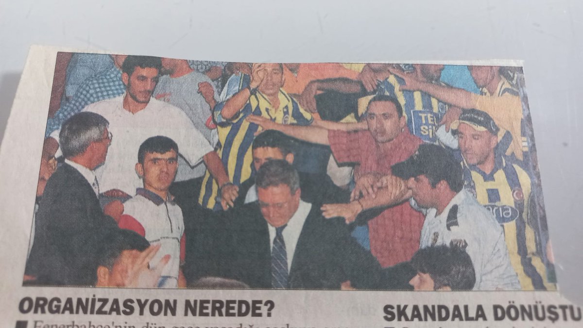 olcayargun's tweet photo. @Lycra1907fb @TekYolFener Hafta arası reise başkanlığı bırakma diye plaket verdim, hafta sonu sezon açılışı var, migros tribünün deyim bir kavga cıktı herkes bir birine vuruyor ama kavga bitmiyor, Bir baktım bizimki nereden geldin? nereden girdin? ne zaman cıktın tirbüne?  birilerine yumruk sallıyor🤦‍♂️ https://t.co/tc6ohx2j1f