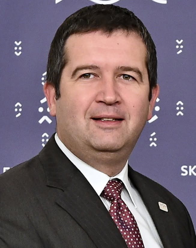 ThomasPauknerIn's tweet photo. Zemětřesení v rozvědce - co se sakra děje?
Než vyjde text o zdravotnictví zhruba v 8 hodin večer, chtěl jsem poděkovat předplatitelům Paukner Media na HeroHero formou videa.
Popisuji v něm otřesy v rozvědce ÚZSI, vliv Rakušana, Strnada, Hamáčka a dalších i s tím, co rozvědku čeká, respektive jací "supi" kolem ní krouží.
Kdo je nový ředitel? Proč je "ZBISlava" spíše "ZÚZSIslava"? Jak se šéfové operativců nejutajenější tajné služby ocitli ve službách Czechoslovak Group?
Vždy mám radost, když mne někdo skutečně poslouchá. I proto cením článek Parlamentních Listů právě o ÚZSI - je vidět, že opravdu porozuměli tomu, co jsem říkal již zhruba měsíc před aktuálními událostmi 📷
https://t.co/tpLslK8A0S...
Je to mé první video mimo rozhovory a hodlám v tomto formátu pokračovat, ostatně jsem jej předplatitelům slíbil, tak jen doručuji 📷
Večer se společně podíváme do Fakultní Thomayerovy nemocnice v Praze.
Šalom.
Foto Hamáček: Wiki