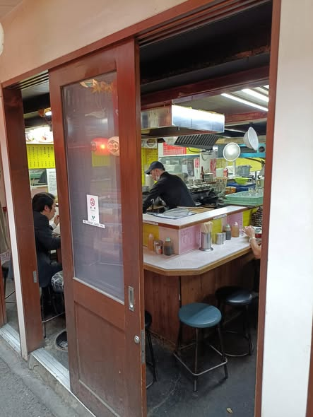 mia830527's tweet photo. 新宿の路地に入ると、昔ながらの小さな飲食店が並ぶ。
都会の真ん中なのに、昭和に戻ったような気分になる。
どの店もカウンター席だけのこぢんまりとした作り。
炉端焼きの路地には活気と温かさがある。
歩くだけで、昔の東京の空気と人の温かさを感じられる https://t.co/xHQAyBVoeP