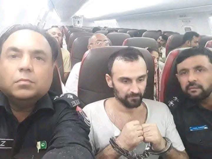Hz_tas's tweet photo. چارسدہ کا وہ مجرم جس نے 3 بھائیوں کو قتل کر دیا تھا ایجنسیاں اس مجرم کو ملائشیاء سے پکڑ کر پاکستان کی عدالت میں پیش کردیا۔ اور کل عدالت نے ثبوت ناکافی ھونے پر 4لاکھ کی ضمانت پر رھا کر دیا۔افسوس صد افسوس
پوسٹ شئیر کرے تاکہ ان مظلوم خاندان کو انصاف مل جائے۔۔۔ https://t.co/OIavfyCvPJ