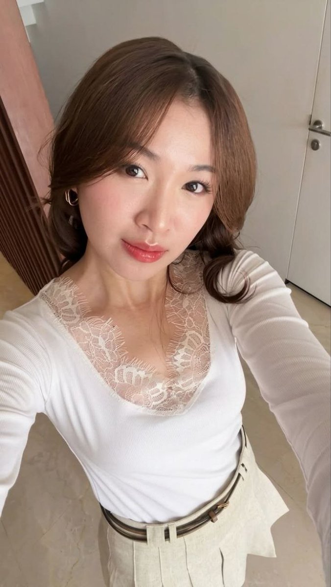 candy4mqv's tweet photo. 일 끝나고 시간이 남아서 사진 한 장 올려봐요, 하하. 제가 너무 늙어 보이나요? 😊 https://t.co/kLnj4lhuJX