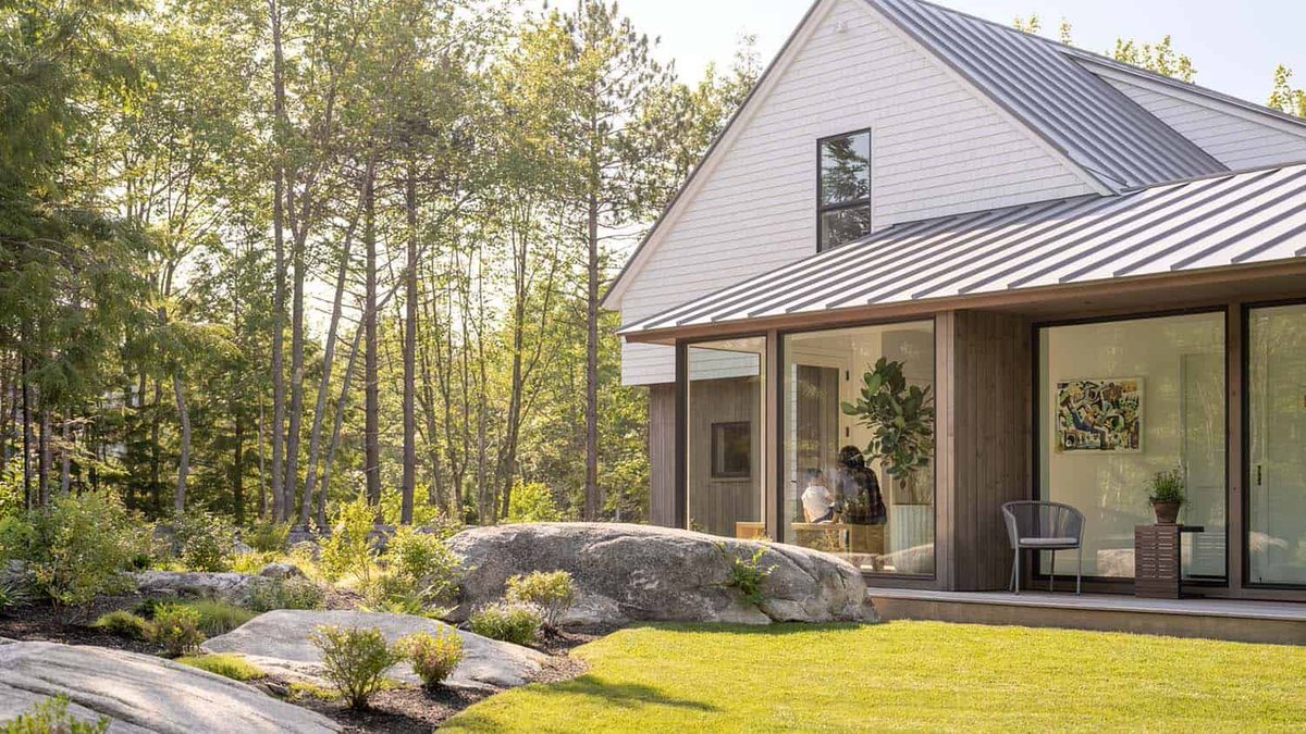 OneKindesign's tweet photo. A modern sustainable house tucked in the woods of Kennebunkport, Maine 
https://t.co/pXkapZiM2N https://t.co/LwQUzwwZeP