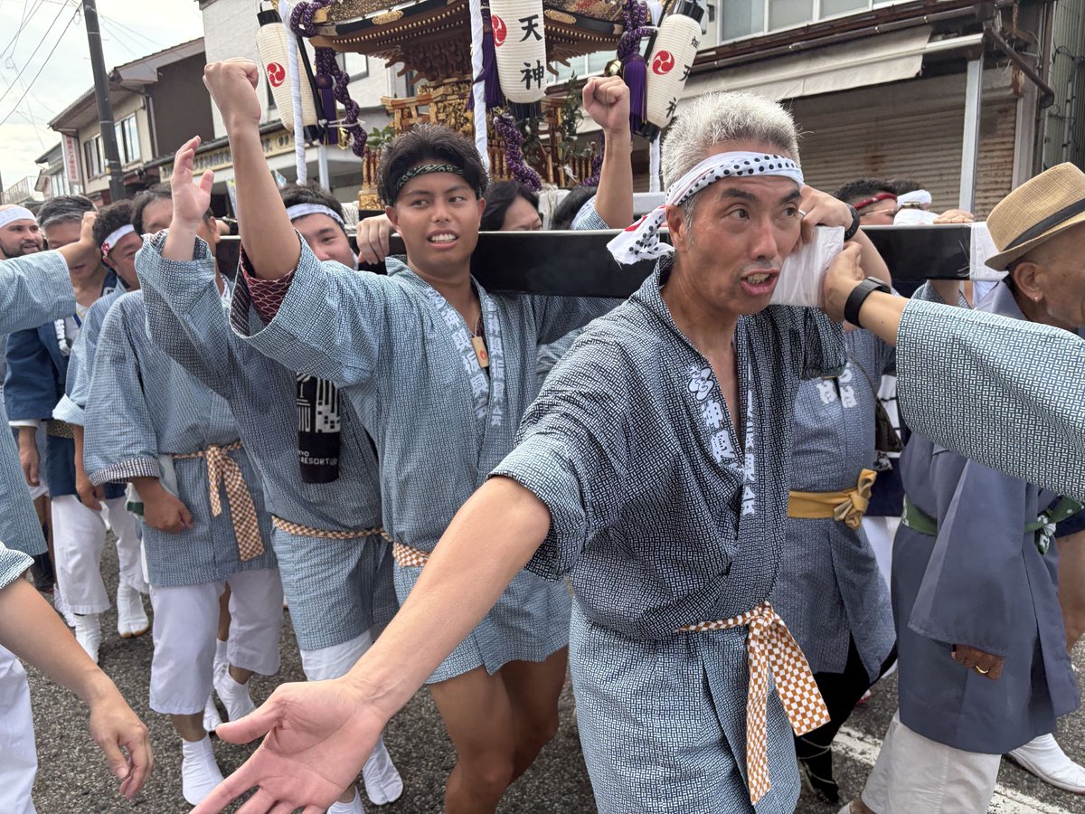 sadosubbase46's tweet photo. 佐渡分屯基地は、准曹会の活動の一環として畑野地区で開催された「安寿天神まつり」に参加しました。当日は、地域の皆様と心を一つにして神輿を担ぎ,伝統ある祭りを大いに盛り上げました。祭りを通じて地域の歴史や文化への理解を深めるとともに,地域住民の皆様との交流を図る貴重な機会となりました。 https://t.co/xwNVwdM0CL
