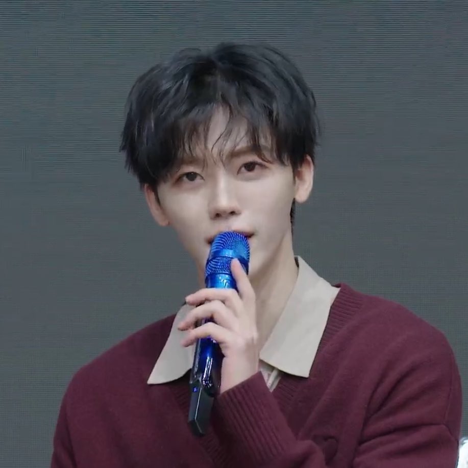 JNJM065's tweet photo. BLUE &amp; RED 💙❤️ it's so JNJM code... https://t.co/zx7vOFg7WD