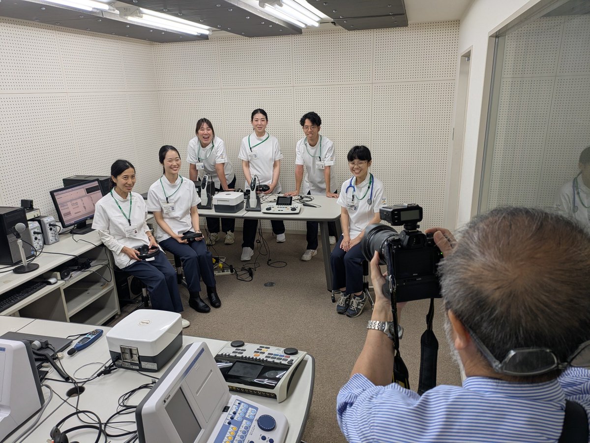 ST_TAMARIHA's tweet photo. 今日は広報用パンフレットの撮影でした📷

普段の授業で使用している機器に囲まれながら、学生のみなさんに撮影に協力してもらいました。

いつもの実習室も、カメラが入ると少し違った雰囲気に。

どんな仕上がりになるのか楽しみです！

#言語聴覚士 #リハビリ #専門学校 #タマリハ https://t.co/2scTTF934R