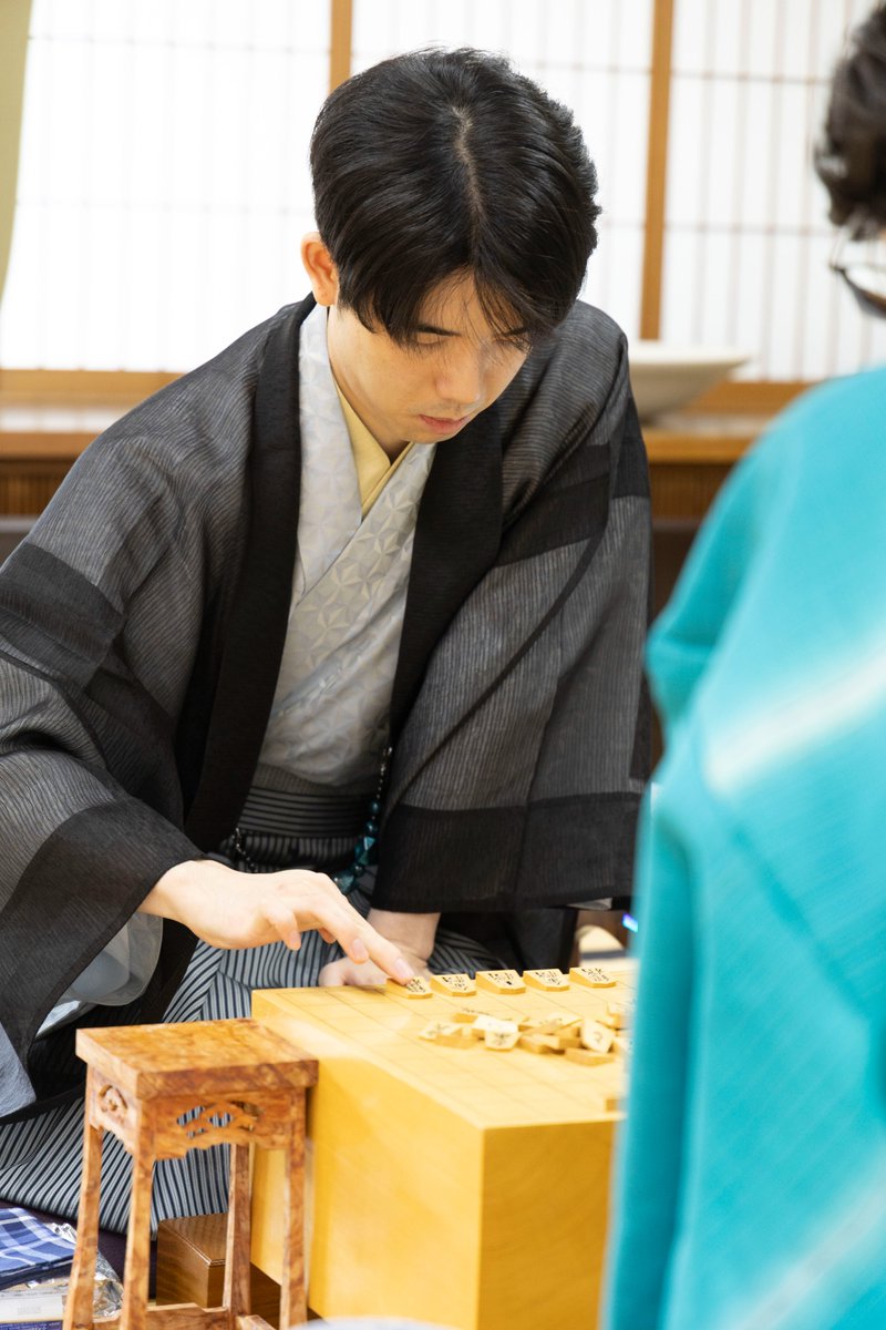 mainichi_shogi's tweet photo. 徳島市の渭水苑で指されていた王位戦七番勝負第5局は、藤井聡太王位が挑戦者の伊藤匠叡王に勝ち、3勝2敗で7連覇に王手をかけました。
角換わりで先手番の藤井王位が工夫の序盤戦術を見せ、8筋から玉頭戦を仕掛けてペースをつかみました。
第5局は9月8日から神奈川県秦野市の元湯陣屋で行われます。 https://t.co/K4aWPgsmJf