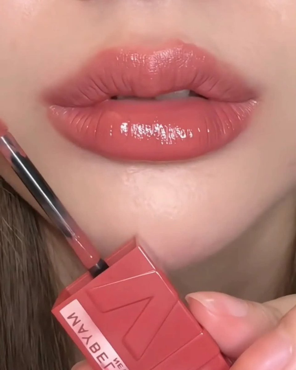 wifipublik's tweet photo. Fix ini salah satu dupe Dior yang paling bikin jatuh hati🫶🏻🥹
Sekali swipe bibir langsung keliatan plumpy, glossy, dan wajah jadi lebih hidup😭💗 https://t.co/91cJr7aAHd