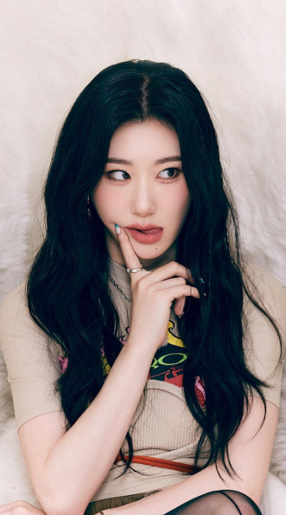 AboutMusicYT's tweet photo. ITZY's Chaeryeong will reportedly make her solo debut in November. https://t.co/4HSrzxRoYu