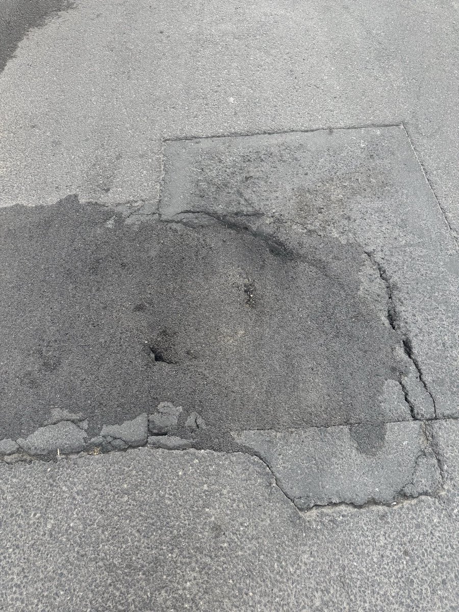 bububugalu's tweet photo. Hola @Ayto_Sevilla este boquete lleva en la calle Peral casi un año. Lo digo no vaya a ser que un turista en bici o patinete caiga, se haga daño y nos baje la nota. Un saludo https://t.co/UdyqQYqqD2
