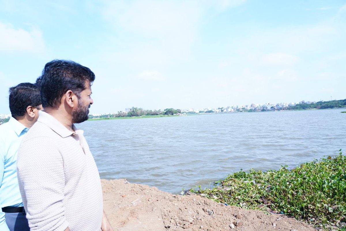 revanth_anumula's tweet photo. మీరాలం చెరువు అభివృద్ధి.. హైదరాబాద్‌ భవిష్యత్తుకు మరో ముందడుగు.

మీరాలం చెరువుపై నిర్మిస్తున్న సస్పెన్షన్‌ బ్రిడ్జి పనులను పరిశీలించి, నిర్ణీత గడువులోగా పూర్తి చేయాలని అధికారులను ఆదేశించాను.

చెరువులోకి మురుగునీరు చేరకుండా చర్యలు తీసుకోవడంతో పాటు, మూసీలోకి వరద నీరు సజావుగా వెళ్లేలా నాలా విస్తరణ, వాటర్‌ స్పోర్ట్స్‌, ఐలాండ్ల అభివృద్ధిపై ప్రత్యేక దృష్టి పెట్టాలని సూచించాను.

 #MusiRejuvenation #MirAlamTank