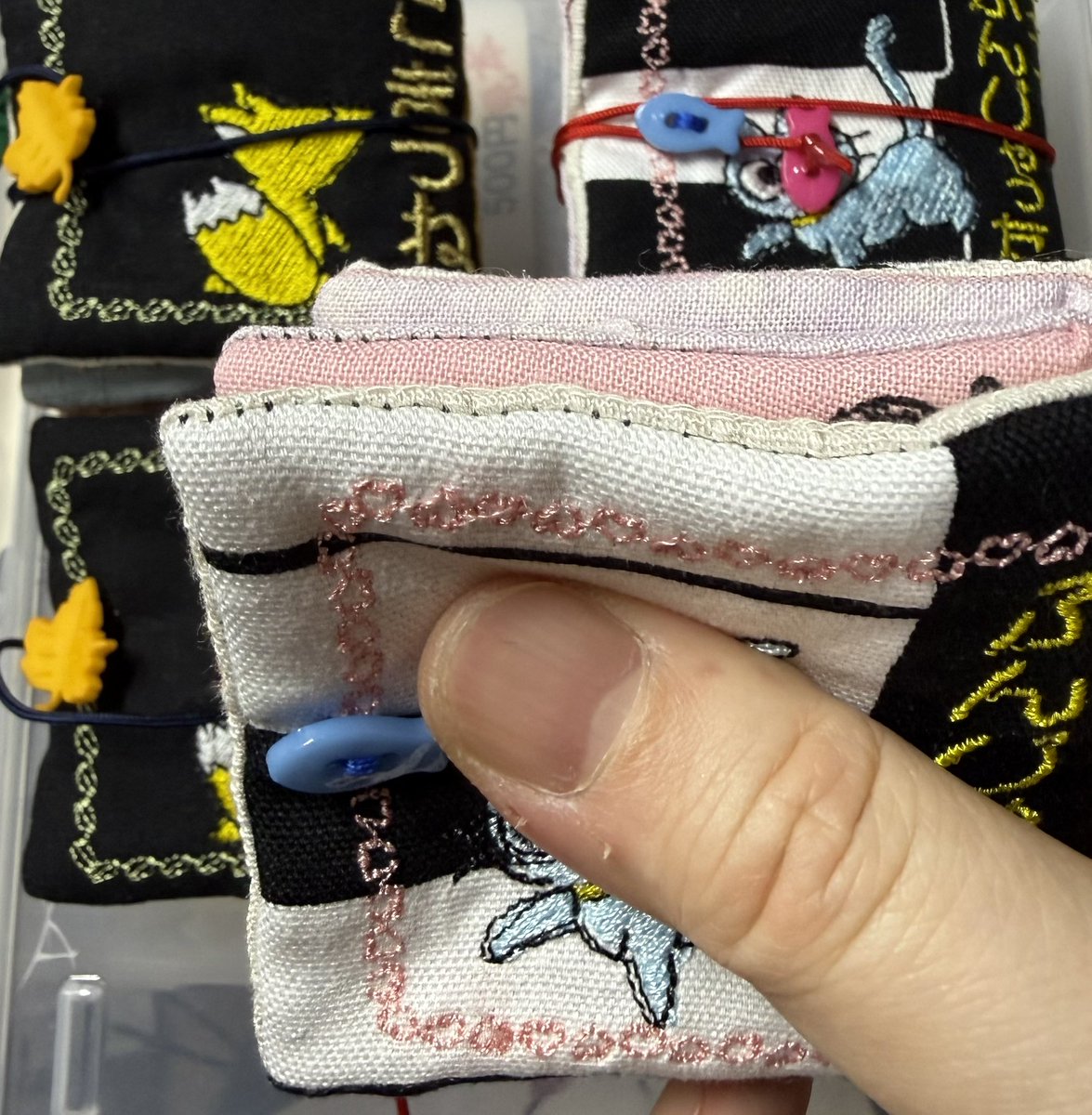 maten3_yuuko's tweet photo. 刺繍豆本製作中です。作れたら３種類持っていきます。
フカフカです。
#文学フリマ大阪
#TOKYOハンドメイド祭
#文学フリマ福岡
#アニマーレ
#文学フリマ東京
先日のコミティアで、「ごんぎつね下さい」と言って購入された方がいるのですが、「こぎつね」です。大丈夫だったかなあ？ https://t.co/msvgyUpOnM