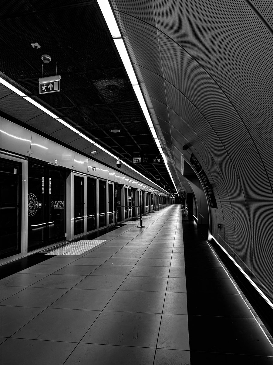 cigdem_veyis's tweet photo. #perşembe #iphone #photography #mobilephotgraphy siyah beyaz fotoğraf çalışması İstanbul yeni metrosunda https://t.co/ITTlcYq6jp
