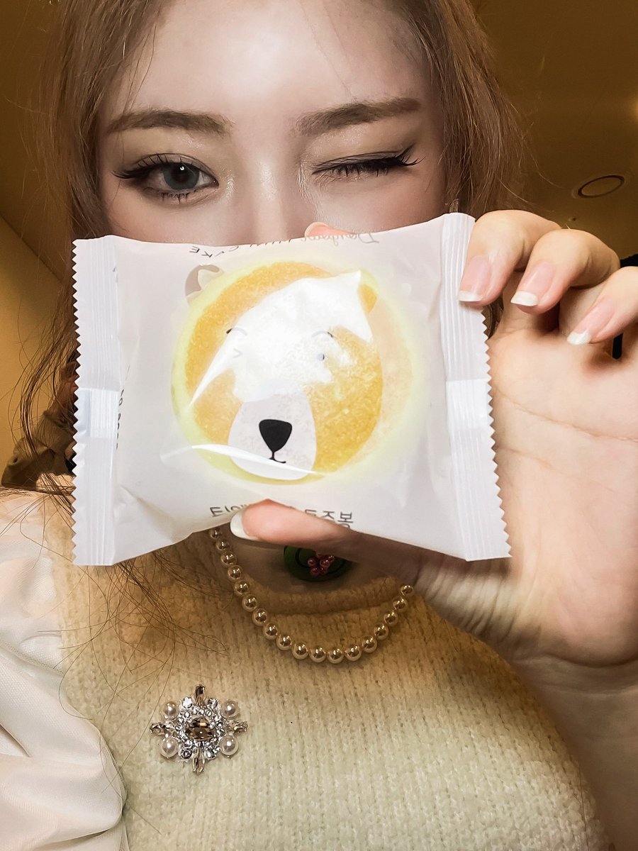 hvaeum's tweet photo. (un-bear-ably-cute.) / ... 🫓🧈🥯🍬

the bear is winking, so naturally i had to match it >__o ♥︎ the cake acting as an emergency veil, it’s sweet-toothed mischief at its absolute peak. well well, a piece of cake to be this cute! https://t.co/Ho23KEX4dj