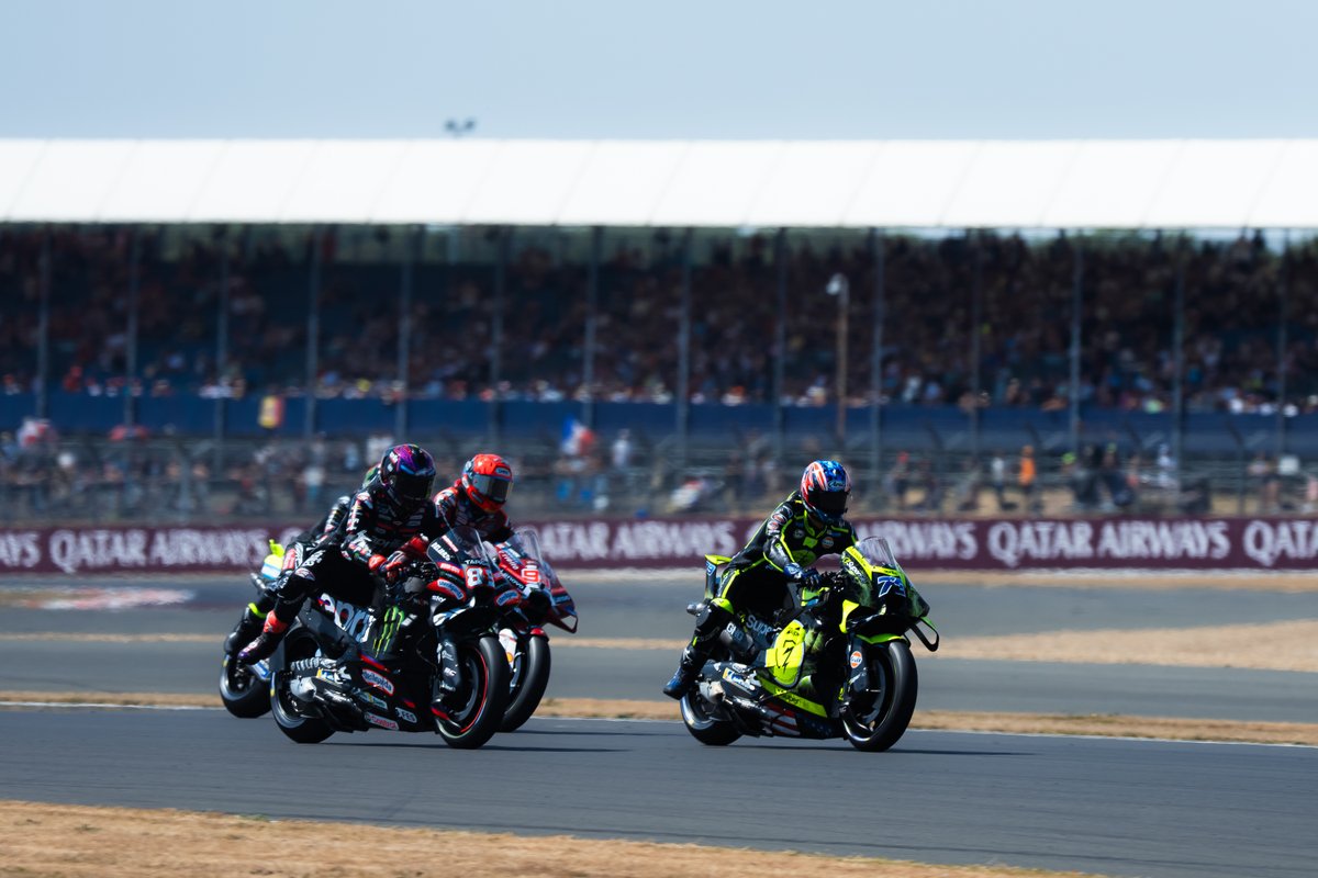 AlessioPiana130's tweet photo. #MotoGP #AragonGP

Con l'infortunio di Ai Ogura, emerge un dato piuttosto allarmante in MotoGP. I primi 9 piloti (TUTTI) attualmente della classifica di campionato hanno dovuto fare i conti quest'anno (chi più, chi meno) con infortuni, operazioni, gare o test saltati, continui acciacchi. Un calendario di 22 (21) eventi con 44 (42) partenze più prove ed allenamenti sta diventando qualcosa di ingestibile.

Jorge Martin (1°): fuori gioco ai primi Test 2026 di Sepang per il doppio intervento allo scafoide ed alla clavicola destra del dicembre 2025;

Marco Bezzecchi (2°): al Sachsenring ha riportato la frattura scomposta alla clavicola sinistra più ferita profonda al ginocchio sinistro;

Ai Ogura (3°): frattura vicino al pollice sinistro conseguenza di una caduta in allenamento alla vigilia del Gran Premio di Aragona;

Marc Marquez (4°): dopo Le Mans doppio intervento per la frattura al quinto metatarso del piede destro e per fissare un trauma precedente alla spalla destra, con la rimozione di due viti e di un frammento osseo residui di un precedente intervento di latarjet che si erano spostati comprimendo il nervo radiale;

Fabio Di Giannantonio (5°): infortunio alla mano sinistra in gara (poi vinta) a Montmelò, successivo intervento di medicazione chirurgica al dito mignolo;

Raul Fernandez (6°): non ancora al meglio per l'infortunio alla spalla sinistra di Portimao 2025 (quest'anno a partire da Buriram ha dovuto fare i conti con il riacutizzarsi del dolore, avendo preferito intraprendere una terapia conservativa senza sottoporsi ad un intervento chirurgico);

Pedro Acosta (7°): dopo Assen operato al polso destro per sindrome del tunnel carpale;

Pecco Bagnaia (8°): nella prima pausa estiva si è sottoposto ad un intervento all'avambraccio destro per risolvere le problematiche al tunnel carpale e di sindrome compartimentale;

Alex Marquez (9°): frattura alla clavicola destra ed una frattura marginale della vertebra C7 riportate a seguito del tremendo schianto in gara a Montmelò;

A loro vanno aggiunti anche gli infortuni (anche piuttosto gravi) di Johann Zarco e Fermin Aldeguer, oltre che alle prolungate assenze di Maverick Vinales.