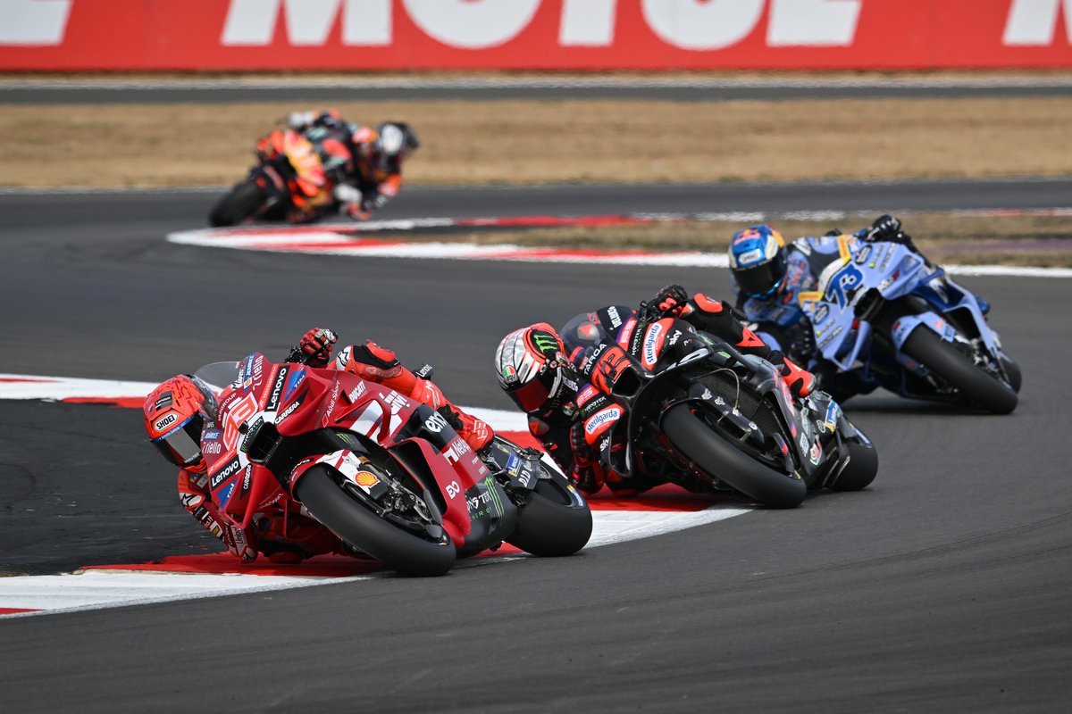 AlessioPiana130's tweet photo. #MotoGP #AragonGP

Con l'infortunio di Ai Ogura, emerge un dato piuttosto allarmante in MotoGP. I primi 9 piloti (TUTTI) attualmente della classifica di campionato hanno dovuto fare i conti quest'anno (chi più, chi meno) con infortuni, operazioni, gare o test saltati, continui acciacchi. Un calendario di 22 (21) eventi con 44 (42) partenze più prove ed allenamenti sta diventando qualcosa di ingestibile.

Jorge Martin (1°): fuori gioco ai primi Test 2026 di Sepang per il doppio intervento allo scafoide ed alla clavicola destra del dicembre 2025;

Marco Bezzecchi (2°): al Sachsenring ha riportato la frattura scomposta alla clavicola sinistra più ferita profonda al ginocchio sinistro;

Ai Ogura (3°): frattura vicino al pollice sinistro conseguenza di una caduta in allenamento alla vigilia del Gran Premio di Aragona;

Marc Marquez (4°): dopo Le Mans doppio intervento per la frattura al quinto metatarso del piede destro e per fissare un trauma precedente alla spalla destra, con la rimozione di due viti e di un frammento osseo residui di un precedente intervento di latarjet che si erano spostati comprimendo il nervo radiale;

Fabio Di Giannantonio (5°): infortunio alla mano sinistra in gara (poi vinta) a Montmelò, successivo intervento di medicazione chirurgica al dito mignolo;

Raul Fernandez (6°): non ancora al meglio per l'infortunio alla spalla sinistra di Portimao 2025 (quest'anno a partire da Buriram ha dovuto fare i conti con il riacutizzarsi del dolore, avendo preferito intraprendere una terapia conservativa senza sottoporsi ad un intervento chirurgico);

Pedro Acosta (7°): dopo Assen operato al polso destro per sindrome del tunnel carpale;

Pecco Bagnaia (8°): nella prima pausa estiva si è sottoposto ad un intervento all'avambraccio destro per risolvere le problematiche al tunnel carpale e di sindrome compartimentale;

Alex Marquez (9°): frattura alla clavicola destra ed una frattura marginale della vertebra C7 riportate a seguito del tremendo schianto in gara a Montmelò;

A loro vanno aggiunti anche gli infortuni (anche piuttosto gravi) di Johann Zarco e Fermin Aldeguer, oltre che alle prolungate assenze di Maverick Vinales.