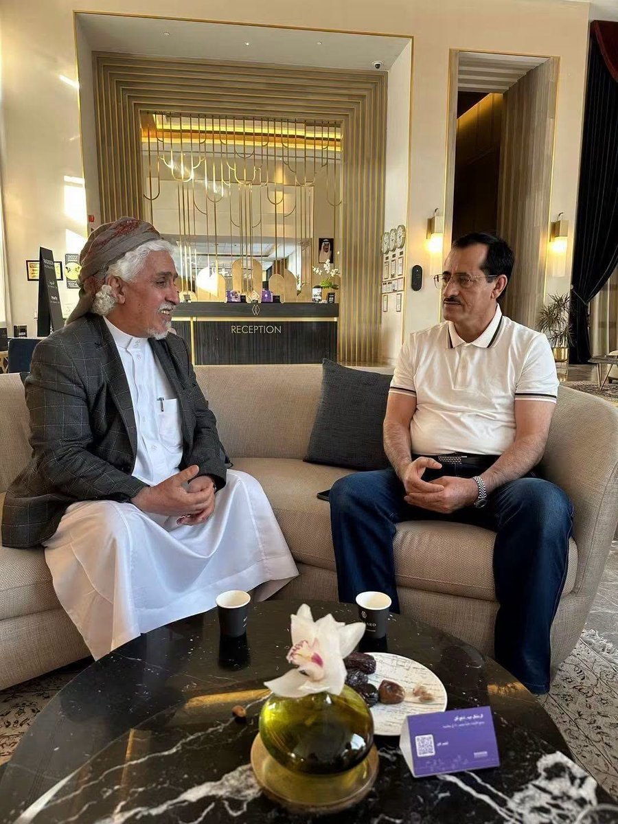 fathibnlazrq's tweet photo. وسط أعمال القصف والاستهدافات الحوثية التي تطال مختلف المحافظات اليمنية، توقعتُ أن يكون وزير الدفاع متواجدًا في الصفوف الأمامية بإحدى الجبهات، لا داخل فندق يظهر في صورة كهذه، ومن شدة أناقته تكاد تشم رائحة العطر الذي يضعه على ملابسه..
مؤسف..! https://t.co/oUeeIWYBjZ