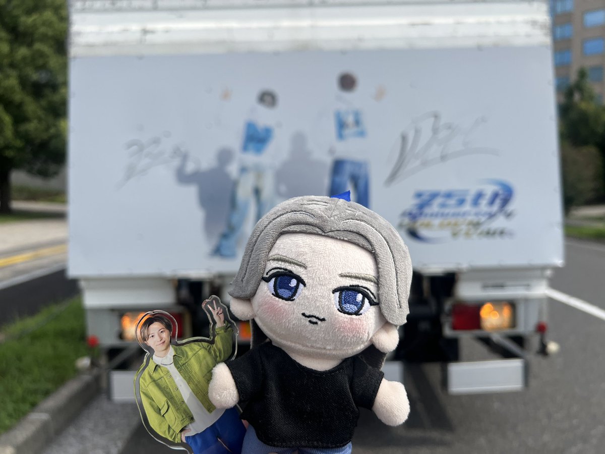 shio0518's tweet photo. 昨日４列目の気持ちで会場行ったらまさかの最前、、。
サプライズすぎて手は震えるし、上手く喋れないし、鳥肌は立つし。
ファンになって24年。初めての最前めちゃくちゃ嬉しかった😭😭ずっとずっと夢だったから感動😭✨頑張った自分へのご褒美だと思いました。 https://t.co/IQrdAbaq1p