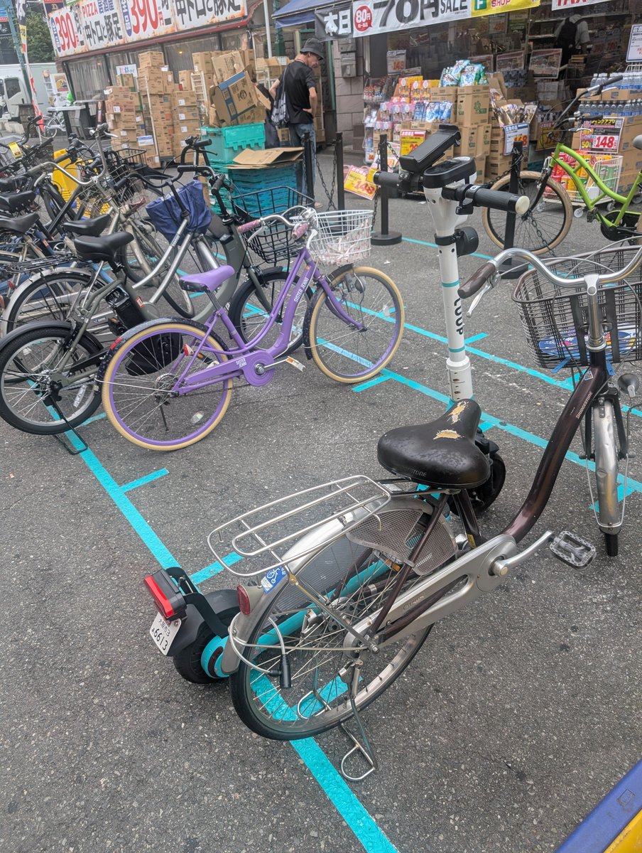 go2016ro's tweet photo. 無秩序Osaka!　LUUP枠がフリーの自転車置き場になっとるw
環���線天満駅 https://t.co/HnVM9HVe07