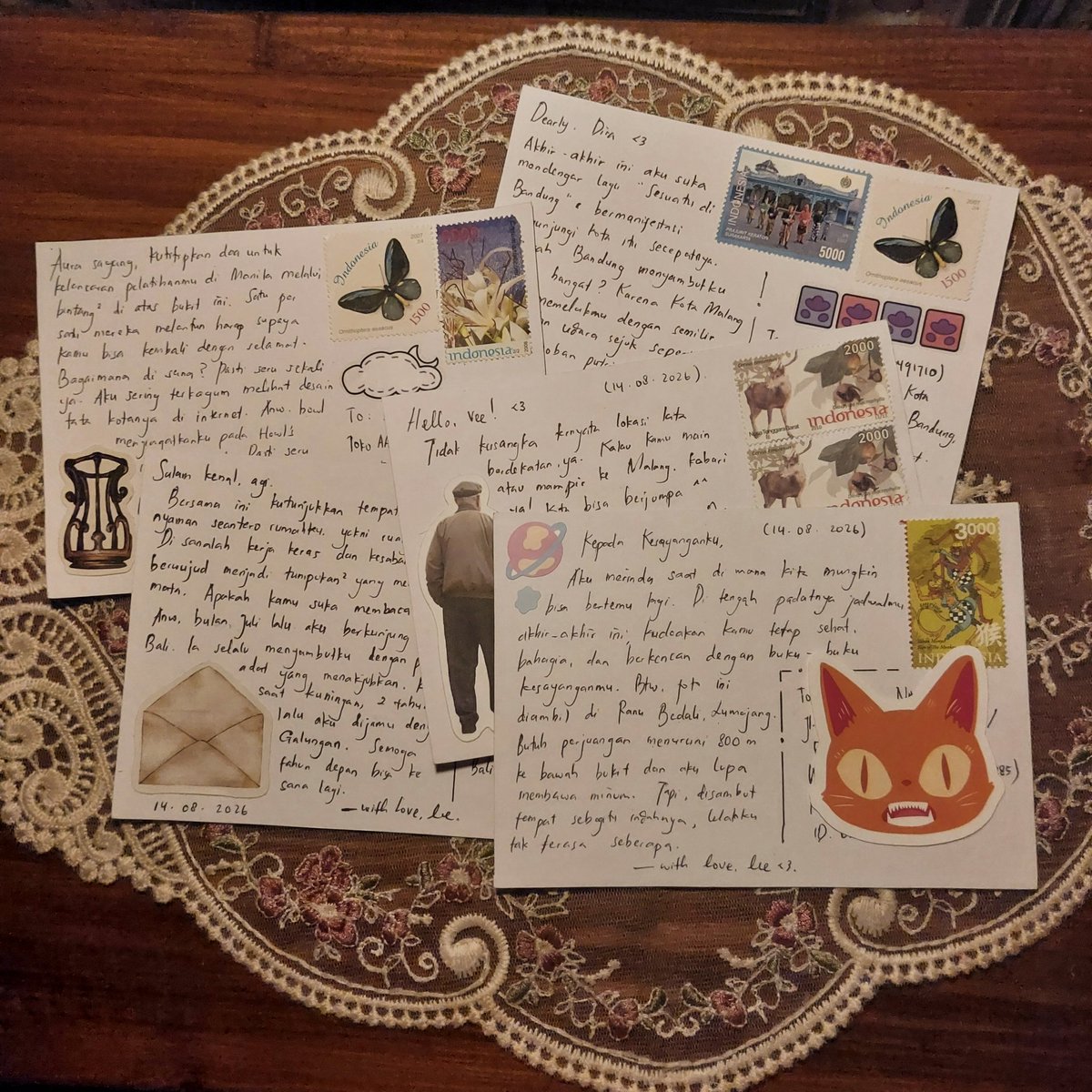 shylvermist's tweet photo. bertukar postcard seru sekali! menuliskan segenap perasaanku dengan cinta, memilih perintilan dan perangko yang cantik untuk ditempel somehow menyembuhkan jiwaku. 🥹🫶🏻 https://t.co/NartrY9TBt