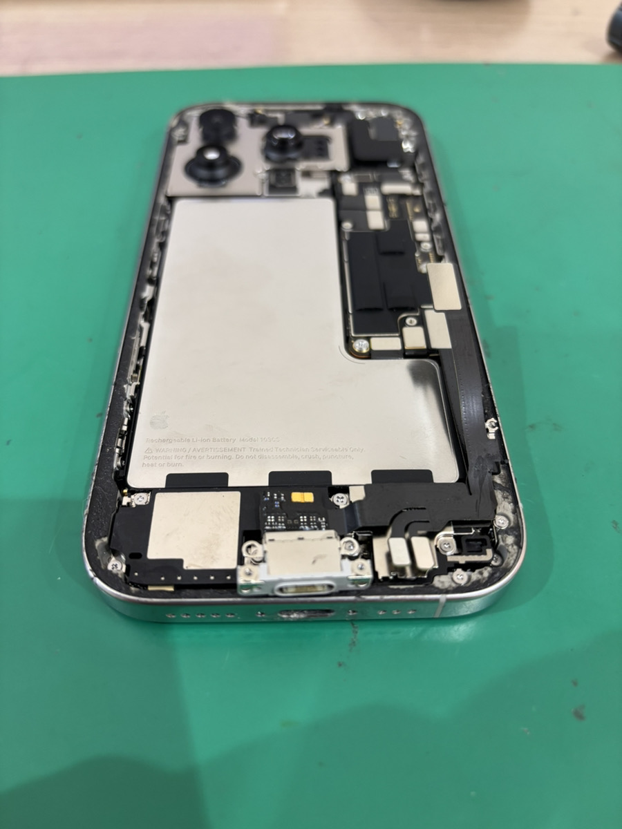 iPhone_dnarita's tweet photo. ⚠️ そのiPhone、我慢して使い続けていませんか？

🔋 バッテリーの減りが早い
📱 画面が割れている
💥 落としてから調子が悪い
💧 水に濡れてしまった
😢 ボタンやカメラがうまく動かない
1つでも当てはまるなら、当店にご相談ください！

iPhoneのトラブルは、早めのご相談がおすすめです！👍 https://t.co/hKuI679YJo