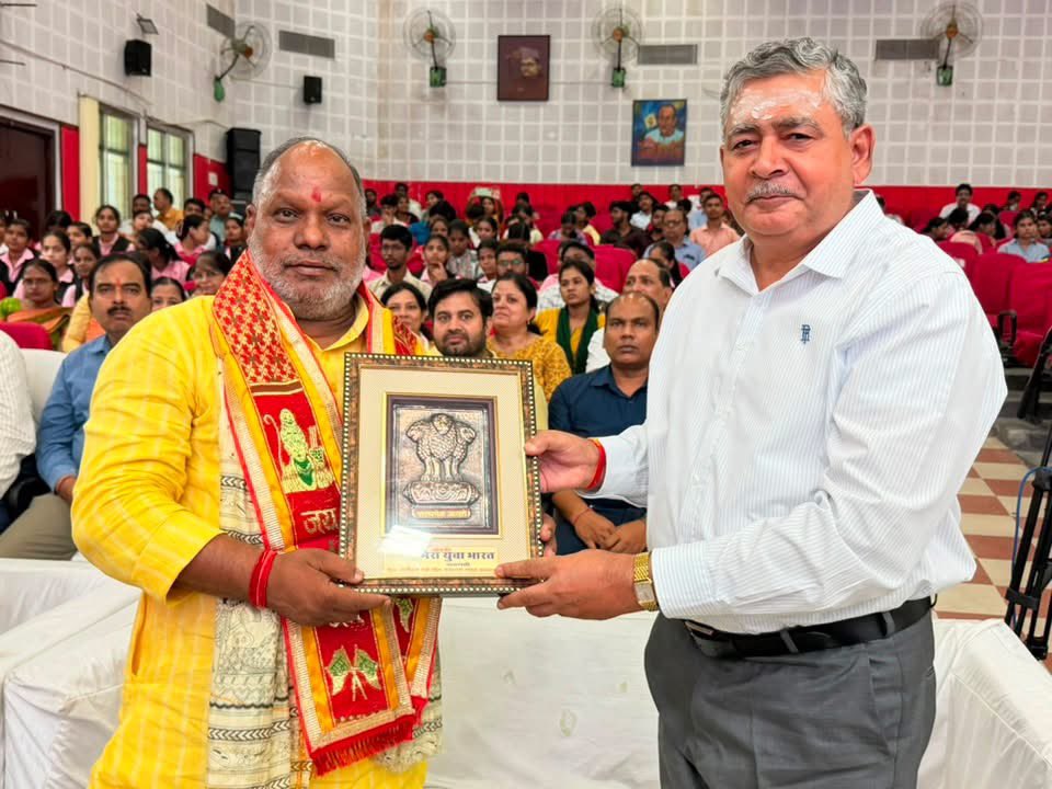 hanshraj4bjp's tweet photo. आज दिनांक 27/08/2026 को गांधी अध्ययन पीठ सभागार, वाराणसी में आयोजित ‘खेलो इंडिया संवाद’ कार्यक्रम में मुख्य अतिथि के रूप में सम्मिलित हुआ,
 इस अवसर पर काशी के लोकप्रिय सांसद एवं देश के यशस्वी प्रधानमंत्री आदरणीय श्री नरेंद्र मोदी जी का वर्चुअल माध्यम से प्रेरणादायी मार्गदर्शन प्राप्त हुआ,

कार्यक्रम में उपस्थित बच्चों एवं युवा प्रतिभाओं को संबोधित करते हुए उन्हें खेलों के प्रति उत्साह, अनुशासन, मेहनत और समर्पण के साथ आगे बढ़ने के लिए प्रेरित किया, प्रधानमंत्री जी के प्रेरणादायी विचारों से निश्चित रूप से हमारे युवा खिलाड़ियों में नई ऊर्जा एवं आत्मविश्वास का संचार होगा..!!

@narendramodi @NitinNabin @myogiadityanath @mppchaudhary @kpmaurya1 @brajeshpathakup @BJP4India @BJP4UP
