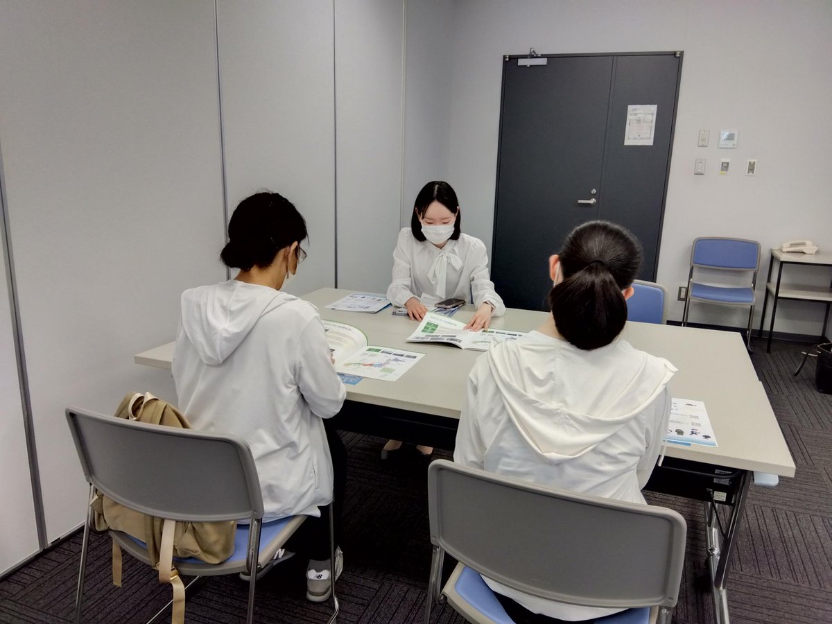 shigapco's tweet photo. 8月6日に、防衛事務官に興味のあるご家族が滋賀地本を訪ねてくれました
滋賀地本で勤務する現職防衛事務官がお二人と懇談するとともに、具体的な仕事の内容や職場環境等について説明し、防衛事務官という仕事に対する理解を深めていただきました https://t.co/KhS0GSMzZN