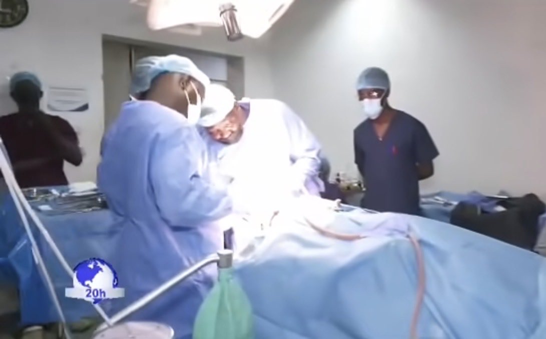 NationMali's tweet photo. 🚨🇲🇱 NEUROCHIRURGIE : LE MALI FRAPPE FORT !

Une patiente étrangère atteinte d’une tumeur frontale affectant notamment sa vision a été opérée avec succès à l’Hôpital du Mali par le Pr Oumar Koulibaly et son équipe. Une nouvelle preuve de l’expertise malienne en neurochirurgie. 🇲🇱👏

[Source : ORTM]